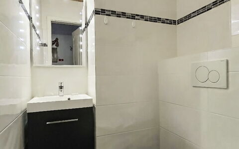 Casa Primavera B31: Flooring, Verdieping, Muur, Badkamer, Loodgieterswerkinrichting, Wc Bril, Toilet, Interieur Ontwerp, Tegel, Loodgieter