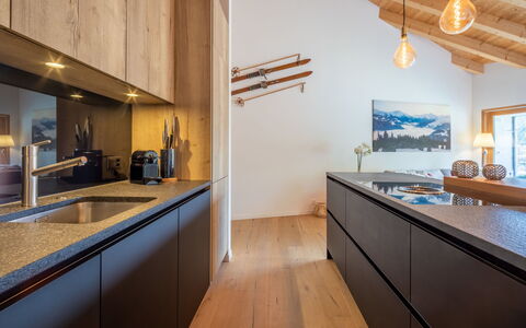Flims 796: Keuken, Interieur Ontwerp, Hout, Flooring, Countertop, Plafond, Meubilair, Verdieping, Cabinetry, Huis