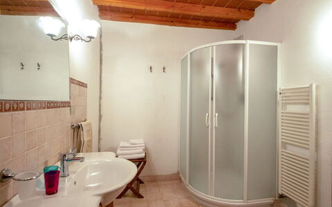 Il Poggio: Eigendom, Gebouw, Interieur Ontwerp, Wastafel, Verdieping, Flooring, Hout, Deur, Badkamer