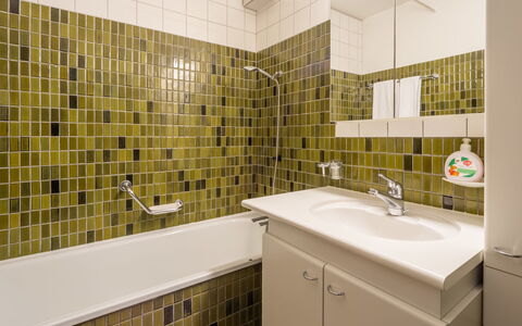 Laax 76: Muur, Flooring, Interieur Ontwerp, Loodgieterswerkinrichting, Badkamer, Verdieping, Tegel, Loodgieter, Kraan, Wastafel