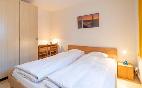 Laax 76: Bed, Interieur Ontwerp, Slaapkamer, Flooring, Verdieping, Laken, Bedding, Meubilair, Hout, Kamer