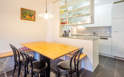 Laax 76: Interieur Ontwerp, Flooring, Meubilair, Muur, Verdieping, Hout, Countertop, Keuken, Plafond, Kamer