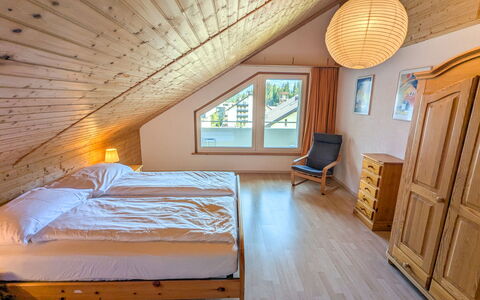 Laax 76: Meubilair, Interieur Ontwerp, Bed, Slaapkamer, Hout, Plafond, Verdieping, Flooring, Kamer, Laken