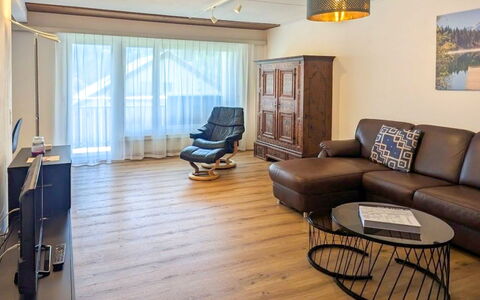 Laax 76: Meubilair, Interieur Ontwerp, Flooring, Verdieping, Houten Vloer, Bankstel, Hout, Plafond, Woonkamer, Laminaatvloer