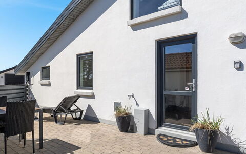 Flugha - 190M from the Sea: Meubilair, Zee, Stoel, Schaduw, Balkon, Buitenmeubels, Eco Hotel, Kust, Dek, Beits