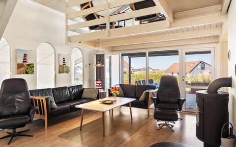 Flugha - 190M from the Sea: Meubilair, Interieur Ontwerp, Flooring, Verdieping, Hout, Houten Vloer, Plafond, Bankstel, Woonkamer, Verlichting