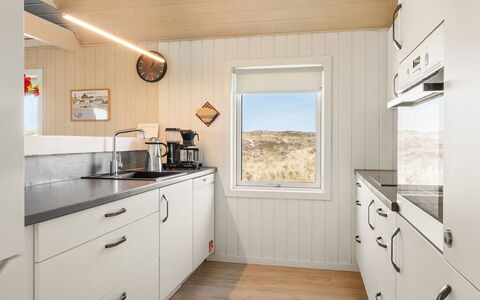 Flugha - 190M from the Sea: Hardwood, Beits, Keuken