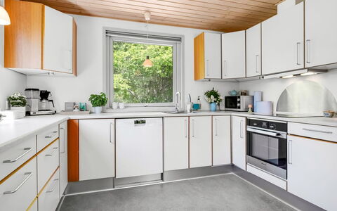 Flor - 900M from the Sea: Keuken, Toestel Van De Keuken, Major Appliance, Countertop, Interieur Ontwerp, Flooring, Gootsteen, Plafond, Huis, Cabinetry