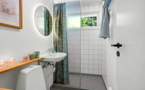 Flor - 900M from the Sea: Loodgieterswerkinrichting, Badkamer, Interieur Ontwerp, Wc Bril, Toilet, Flooring, Verdieping, Loodgieter, Wastafel, Huis