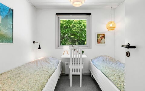 Flor - 900M from the Sea: Muur, Slaapkamer, Bed, Interieur Ontwerp, Bedding, Plafond, Laken, Verdieping, Flooring, Huis