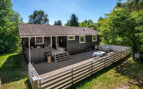 Flor - 900M from the Sea: Hout, Verblijf, Veranda, Hardwood, Dek, Siding, Plank, Hek, Schaduw, Werf