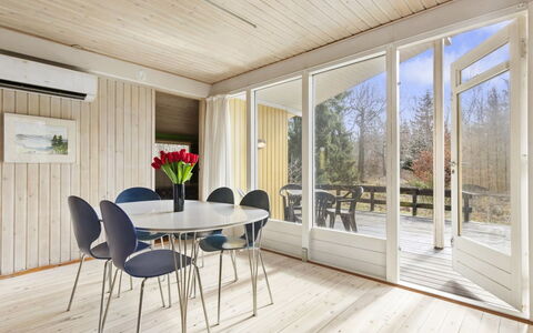 Ursula - 7Km from the Sea: Hout, Flooring, Houten Vloer, Verdieping, Interieur Ontwerp, Meubilair, Keuken En Eettafel, Plafond, Huis, Eetkamer