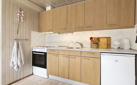 Ursula - 7Km from the Sea: Flooring, Keuken, Hout, Countertop, Toestel Van De Keuken, Verdieping, Major Appliance, Interieur Ontwerp, Cabinetry, Wastafel