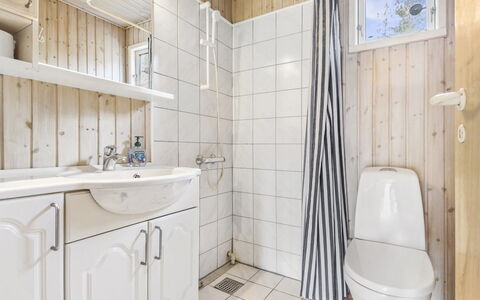 Ursula - 7Km from the Sea: Hout, Flooring, Verdieping, Loodgieterswerkinrichting, Interieur Ontwerp, Wastafel, Badkamer, Wastafel In De Badkamer, Loodgieter, Kamer