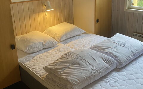 Ursula - 7Km from the Sea: Bed, Slaapkamer, Bedding, Laken, Muur, Verdieping, Interieur Ontwerp, Flooring, Hout, Meubilair
