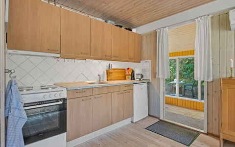Ursula - 7Km from the Sea: Keuken, Flooring, Toestel Van De Keuken, Hout, Major Appliance, Countertop, Interieur Ontwerp, Verdieping, Houten Vloer, Plafond