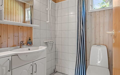 Ursula - 7Km from the Sea: Hout, Flooring, Loodgieterswerkinrichting, Wastafel, Verdieping, Wastafel In De Badkamer, Interieur Ontwerp, Kraan, Loodgieter, Badkamer