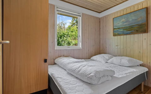 Ursula - 7Km from the Sea: Slaapkamer, Hout, Bed, Laken, Verdieping, Bedding, Flooring, Interieur Ontwerp, Bed Frame, Plafond