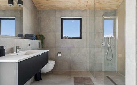 Ania - 500M from the Sea: Muur, Flooring, Verdieping, Loodgieterswerkinrichting, Plafond, Samengesteld Materiaal, Badkamer, Wastafel, Tegel, Kraan