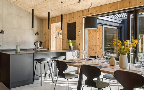 Ania - 500M from the Sea: Meubilair, Keuken, Interieur Ontwerp, Countertop, Flooring, Stoel, Hout, Keuken En Eettafel, Lichte Inrichting, Plafond