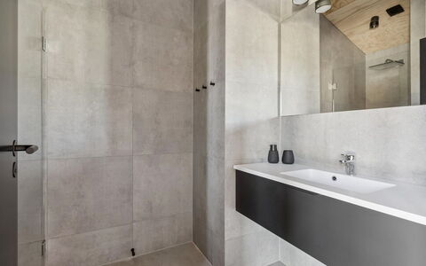 Ania - 500M from the Sea: Flooring, Muur, Verdieping, Loodgieterswerkinrichting, Badkamer, Interieur Ontwerp, Kraan, Plafond, Loodgieter, Tegel