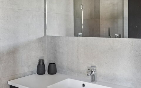 Ania - 500M from the Sea: Loodgieterswerkinrichting, Muur, Flooring, Badkamer, Verdieping, Wastafel, Wastafel In De Badkamer, Kraan, Interieur Ontwerp, Loodgieter