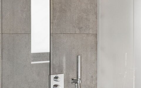 Ania - 500M from the Sea: Loodgieterswerkinrichting, Flooring, Verdieping, Badkamer, Kraan, Wastafel, Loodgieter, Tegel