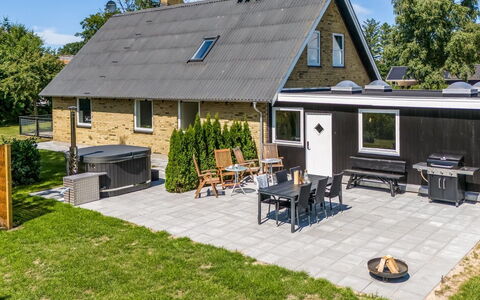 Ulv - from the Sea: Dak, Huis, Huis, Verblijf, Land Lot, Siding, Gazon, Werf, Tuin, Backyard