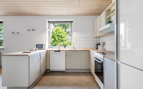 Ulv - from the Sea: Keuken, Muur, Flooring, Toestel Van De Keuken, Countertop, Hout, Interieur Ontwerp, Major Appliance, Plafond, Verdieping
