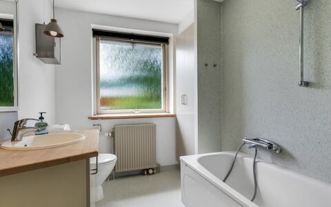 Ulv - from the Sea: Muur, Loodgieterswerkinrichting, Flooring, Interieur Ontwerp, Badkamer, Kraan, Bad, Plafond, Verdieping, Loodgieter