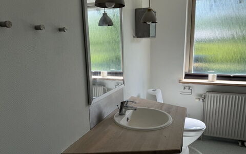 Ulv - from the Sea: Wastafel In De Badkamer, Loodgieterswerkinrichting, Wastafel, Interieur Ontwerp, Kraan, Badkamer, Loodgieter, Flooring, Verdieping, Kamer