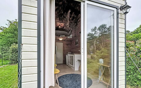 Tiny House: Meubilair, Slaapkamer, Bed, Verdieping, Bedding, Appartement, Interieur Ontwerp, Flooring, Laken, Bed Frame