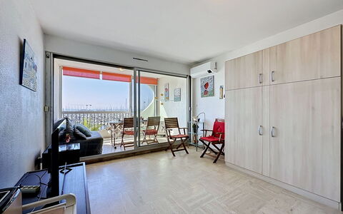 Eden: Meubilair, Slaapkamer, Bed, Verdieping, Bedding, Appartement, Interieur Ontwerp, Flooring, Laken, Bed Frame