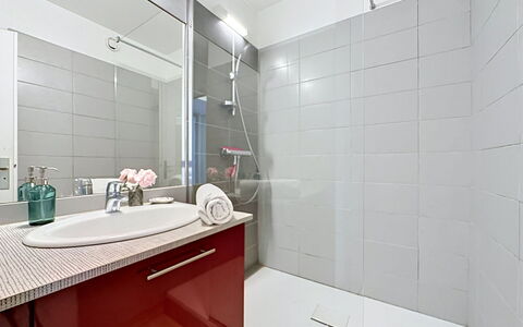 Eden: Meubilair, Slaapkamer, Bed, Verdieping, Bedding, Appartement, Interieur Ontwerp, Flooring, Laken, Bed Frame