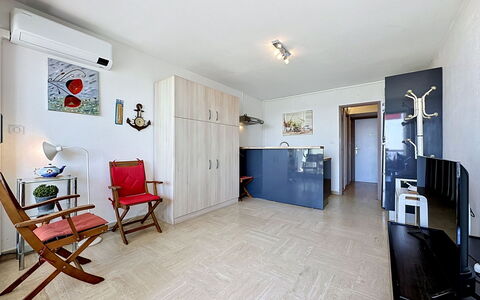 Eden: Meubilair, Slaapkamer, Bed, Verdieping, Bedding, Appartement, Interieur Ontwerp, Flooring, Laken, Bed Frame