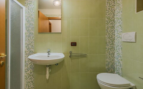 Ciasina Alpina: Badkamer, Muur, Loodgieterswerkinrichting, Flooring, Wastafel In De Badkamer, Interieur Ontwerp, Verdieping, Loodgieter, Kraan, Wastafel