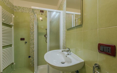 Ciasina Alpina: Interieur Ontwerp, Muur, Wastafel In De Badkamer, Loodgieterswerkinrichting, Verdieping, Flooring, Badkamer, Wastafel, Kamer, Kraan