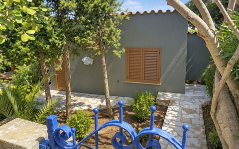 Porto Luna 1: Schaduw, Tuin, Landscaping, Bloempot, Backyard, Binnenplaats, Werf, Hacienda, Eco Hotel, Kamerplant