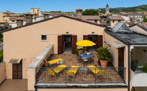 Terrazza sulla Luna, Casciana Terme: Muur, Appartement, Meubilair, Balkon, Bloempot, Kamerplant, Stoel, Buitenmeubels, Hotel, Daylighting