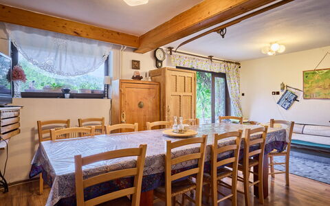 Černý: Meubilair, Interieur Ontwerp, Hout, Plafond, Eetkamer, Tafel, Keuken En Eettafel, Stoel, Flooring, Kamer