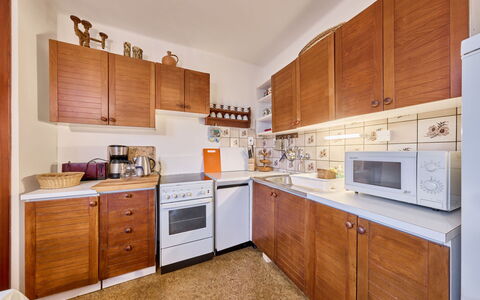 Černý: Keuken, Cabinetry, Toestel Van De Keuken, Major Appliance, Countertop, Hout, Flooring, Interieur Ontwerp, Meubilair, Kast