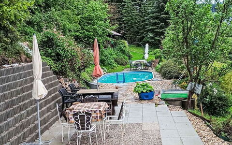 Černý: Tuin, Struik, Buitenmeubels, Meubilair, Flagstone, Stoel, Backyard, Groundcover, Schaduw