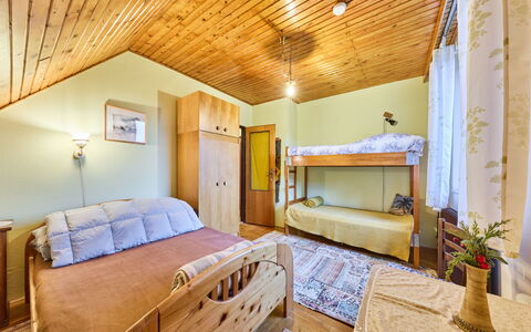 Černý: Bed, Slaapkamer, Hout, Interieur Ontwerp, Plafond, Laken, Bedding, Verdieping, Meubilair, Bed Frame