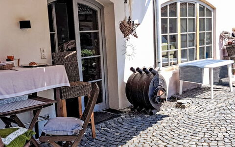 Alte Scheune: Meubilair, Buitenmeubels, Stoel, Deur, Ijzer, Bloempot, Buitentafel, Kamerplant, Wicker, Koffietafel