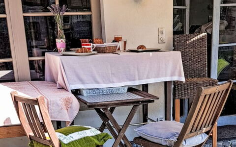 Alte Scheune: Meubilair, Stoel, Buitenmeubels, Tafel, Buitentafel, Interieur Ontwerp, Wicker, Bloempot, Koffietafel, Keuken En Eettafel