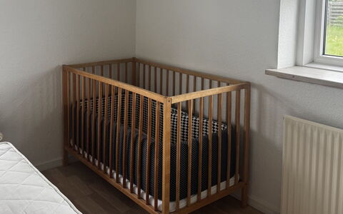 Hemming - 400M from the Sea: Hout, Flooring, Verdieping, Kinderbedje, Beits, Hardwood, Linens, Houten Vloer