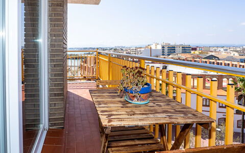 Puerto: Hout, Architectuur, Appartement, Balkon, Woongebied, Samengesteld Materiaal, Beits, Leuning, Hardwood, Condominium
