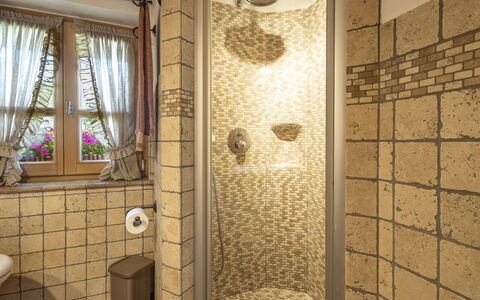 Chalet Ralon: Loodgieterswerkinrichting, Flooring, Interieur Ontwerp, Verdieping, Badkamer, Loodgieter, Tegel, Kraan, Plafond, Kamer