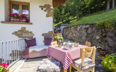 Chalet Ralon: Meubilair, Stoel, Buitenmeubels, Verblijf, Bloempot, Kamerplant, Buitentafel, Tuin, Keuken En Eettafel, Patio