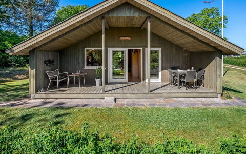 Godwin - 800M from the Sea: Verblijf, Huis, Huis, Dak, Hardwood, Landgoed, Deur, Siding, Garden Gebouwen, Plank